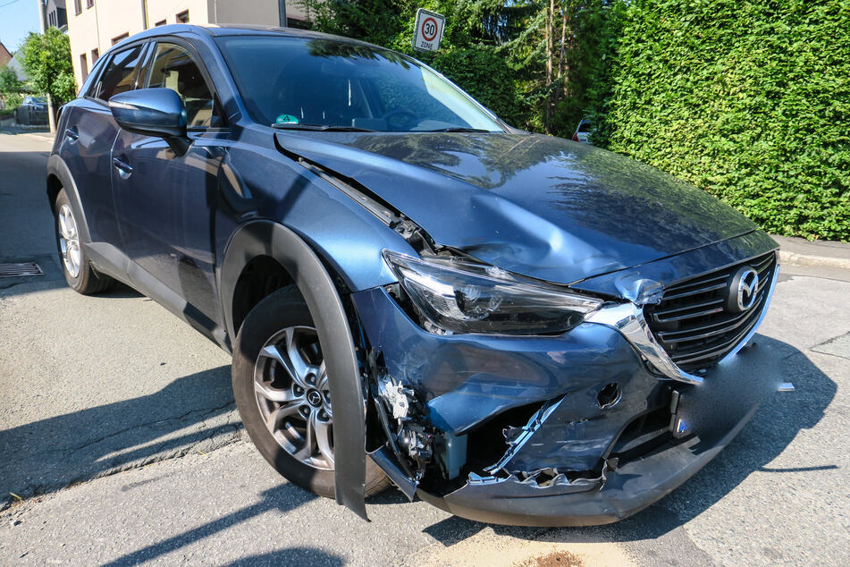 Der Biker krachte mit dem Mazda zusammen.