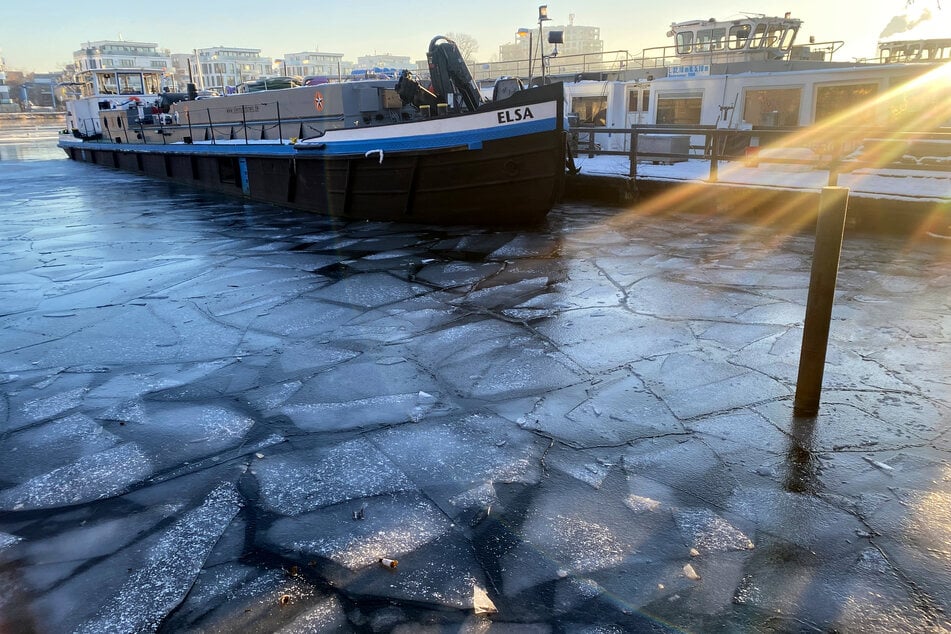 Auch Dresden bleibt nicht von den eisigen Temperaturen verschont. Selbst einige Teile der Spree sind gefroren.