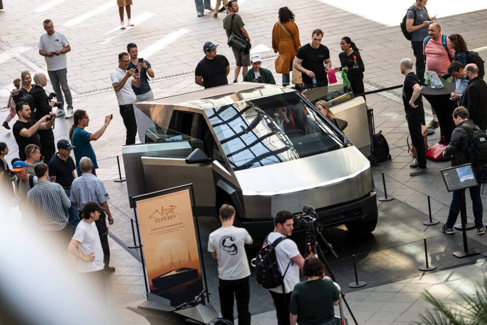 Die Präsentation des "Cybertrucks" hat am Donnerstag zahlreiche Menschen in die "Mall of Berlin" gelockt.