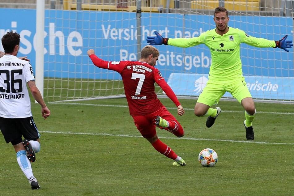 Fabio Kaufmann (M.) traf gegen die Löwen gleich doppelt.