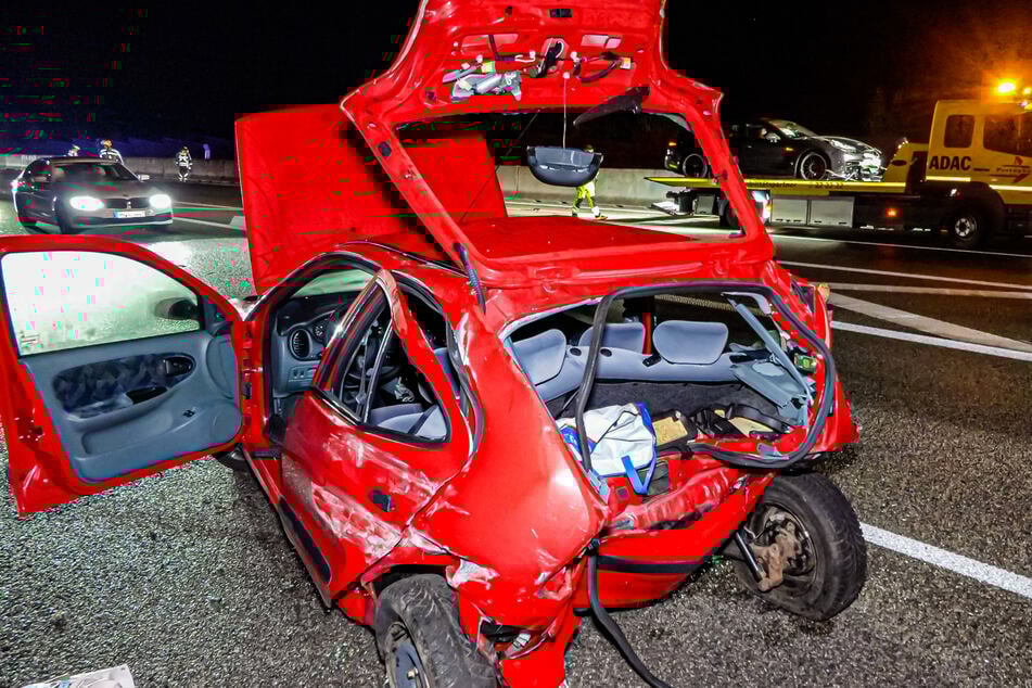 Der Renault wurde durch die Wucht des Aufpralls völlig demoliert.