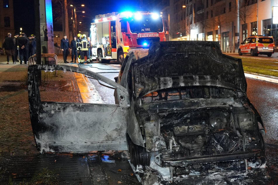 Leipzig: Auto in Flammen: Citroën brennt in Leipzig komplett aus