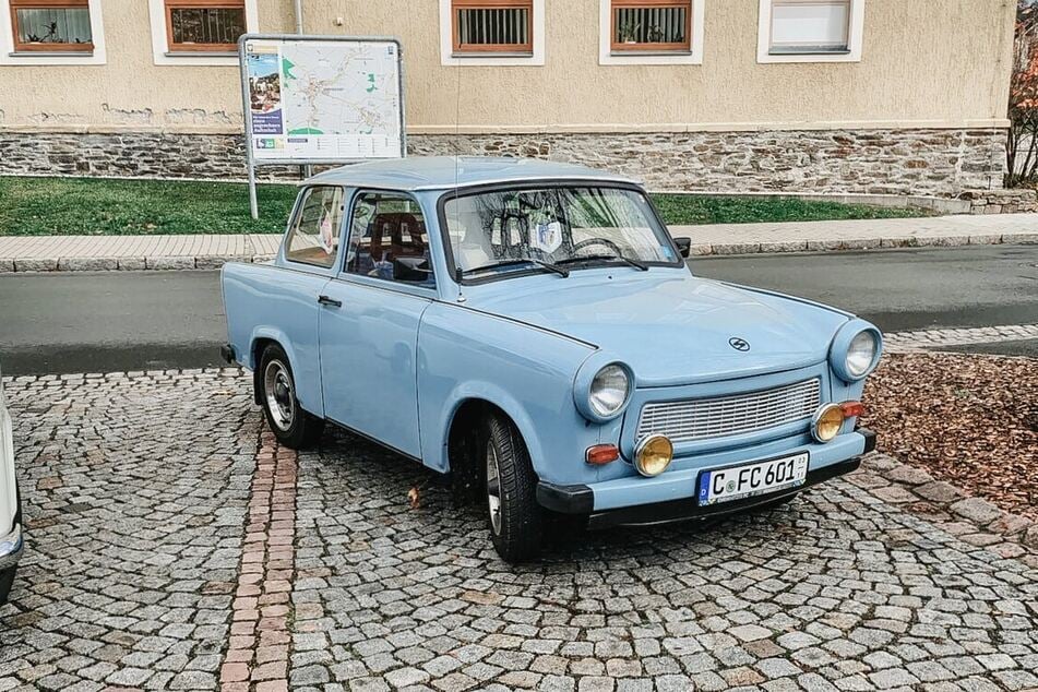 Dieser himmelblaue Trabi sucht einen neuen Besitzer.
