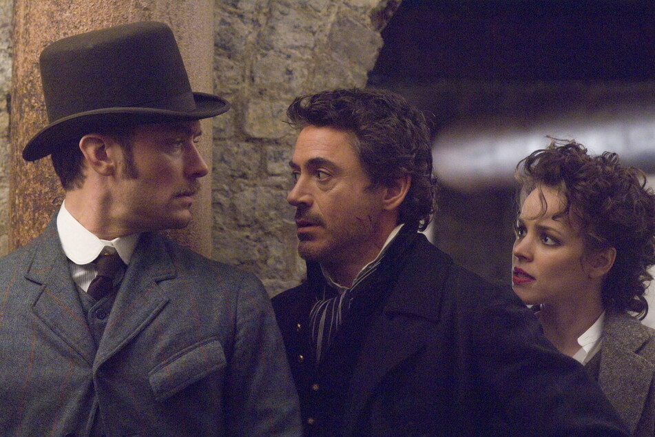 Dr. Watson (Jude Law, 50), l. muss um sein Leben fürchten. Sherlock Holmes (Robert Downey Jr., 57) versucht, seinem Gefährten zu helfen.