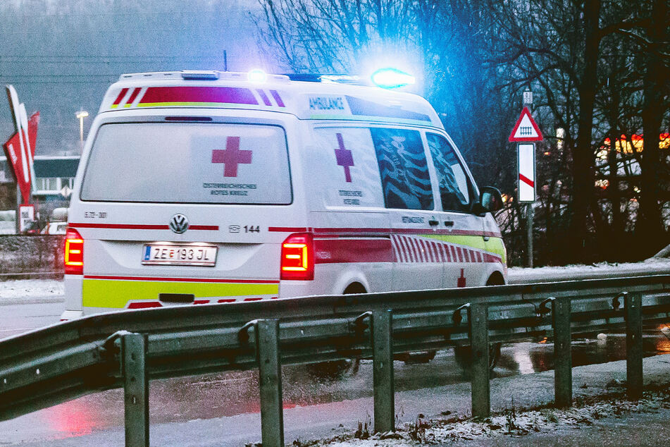 Ein Krankenwagen brachte den Jugendlichen ins Krankenhaus. (Symbolbild)