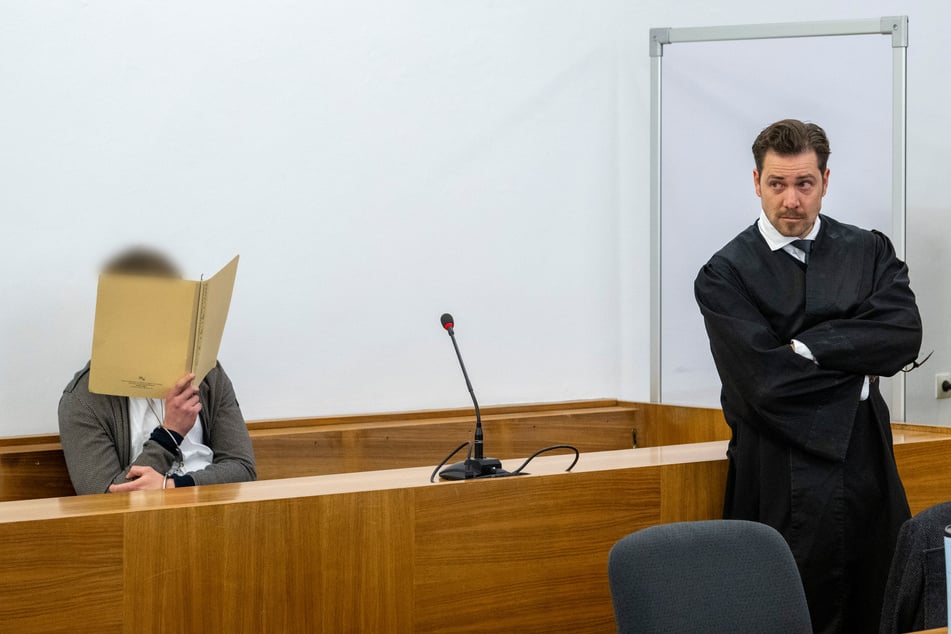 Der Verteidiger des Angeklagten Daniel Nißle (r.) plädiert auf fahrlässige Tötung.