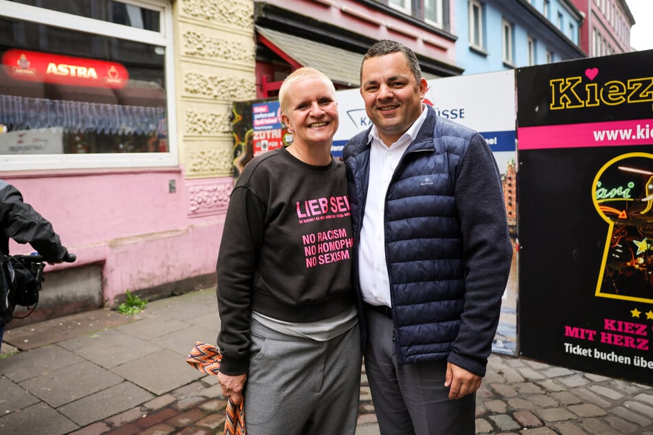 Julia Staron, Quartiermanagerin IG St. Pauli und Vorständin lebendiges Kulturerbe St. Pauli, und Ralf Neubauer (SPD, r), Bezirksamtsleiter Hamburg-Mitte, bei der Enthüllung der Gedenkplatte am Freitag.