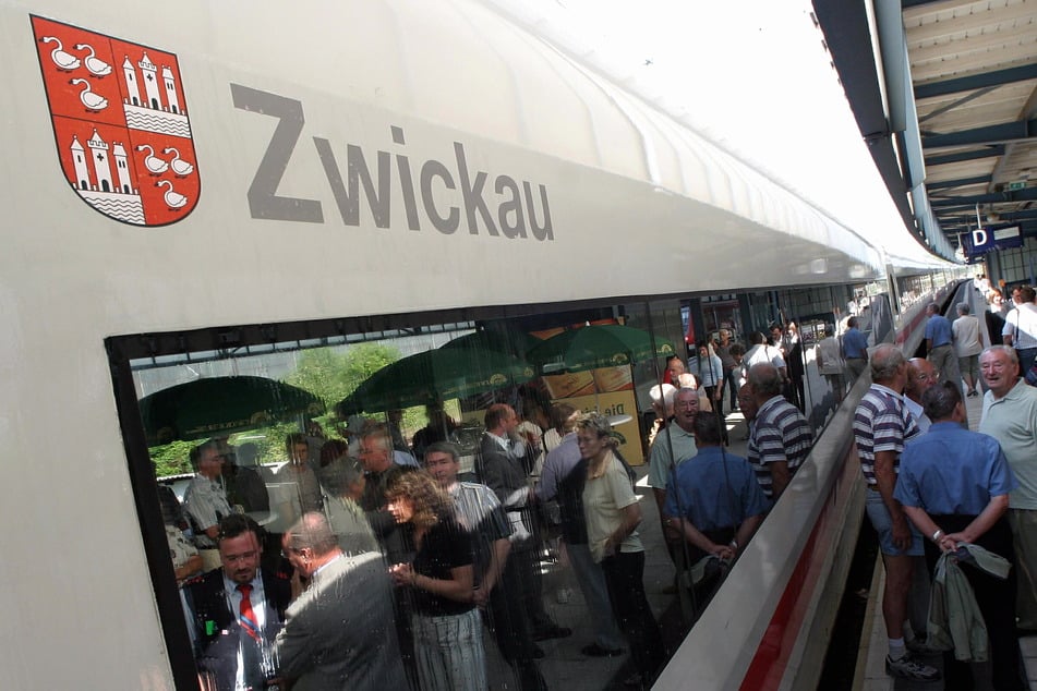 Riesenmoment am Hauptbahnhof Zwickau: Am 31. Juli 2004 wurde ein ICE II feierlich auf den Namen "Zwickau" getauft – stilecht mit Bier.