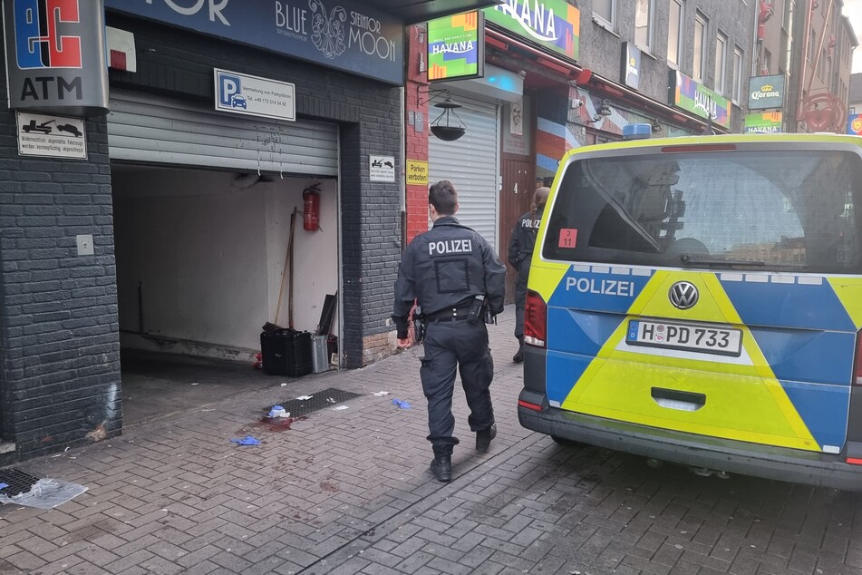 Polizei steht vor dem Tatort in der Scholvinstraße im Steintorviertel.