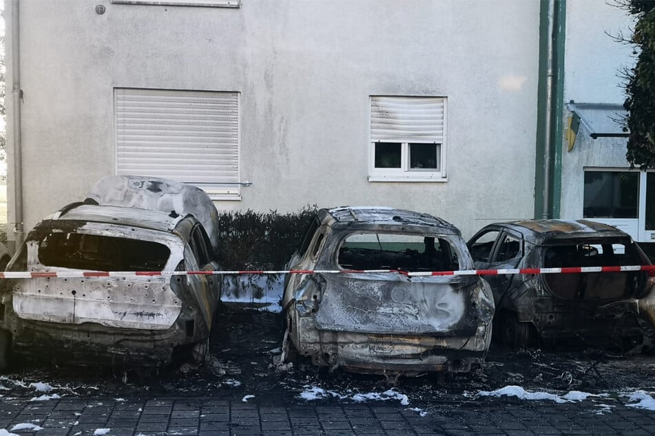 Gleich drei Fahrzeuge brannten in nächster Nähe der Fassade eines Mehrfamilienhauses.