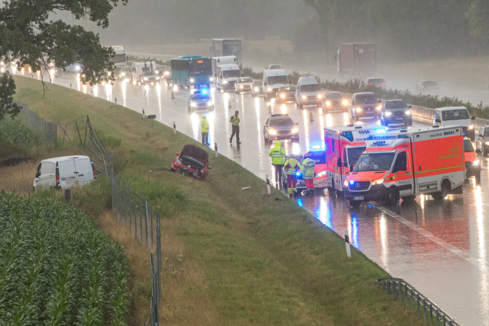 Unfall A7: Schwerer Crash im Starkregen: Autos schleudern von A7, mehrere Verletzte