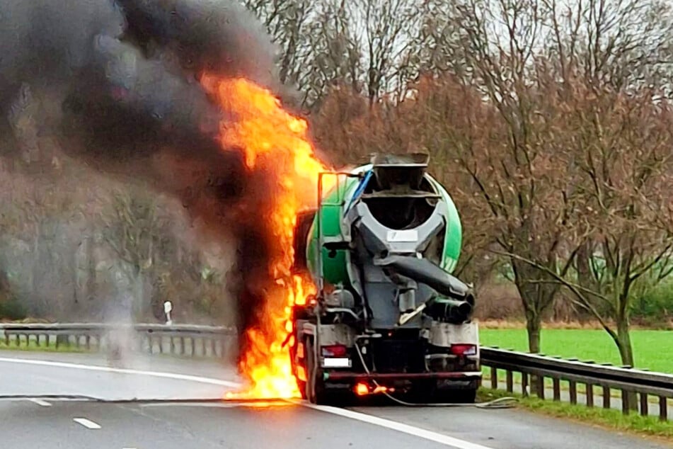 Der Lkw war während der Fahrt in Flammen aufgegangen.