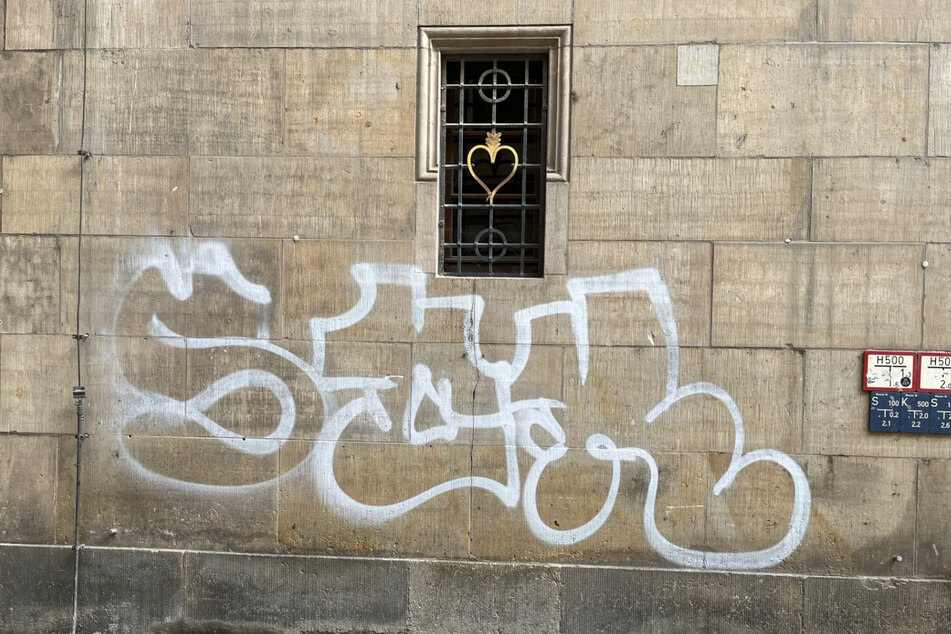 Der Schriftzug "SCK" wurde mit silberner Farbe in der Schloßstraße an die Wände gesprüht.