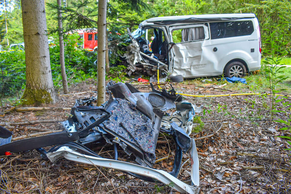 Der Kleintransporter wurde im Zuge des Unfalls im vorderen Bereich geradezu zerfetzt.