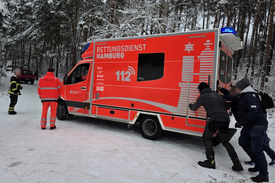 Hamburg: Schneechaos im Norden: Krankenwagen bleibt bei Rettung von Verletztem selbst stecken