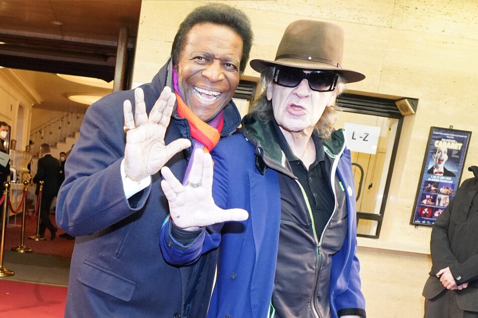 Auch die Sänger Roberto Blanco (84) und Udo Lindenberg (75) kamen zur Premiere ins Hansa Theater: Gefeiert wurde unter 2G-Bedingungen.