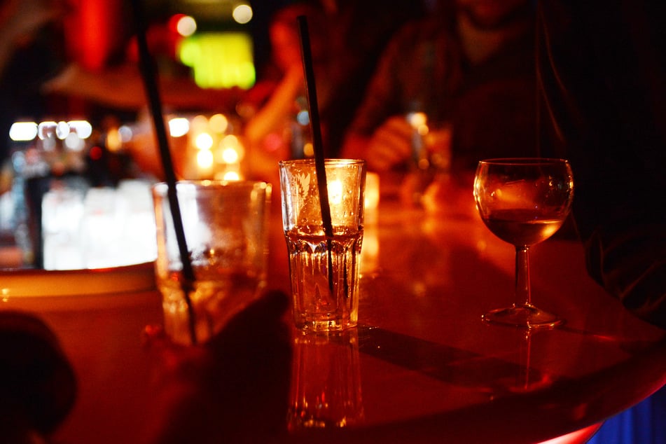 Der Griff zum Glas: Junge Erwachsene haben laut einer neuen Studie deutlich mehr Lust auf Alkohol, wenn sie Influencer beim Trinken sehen. (Symbolfoto)