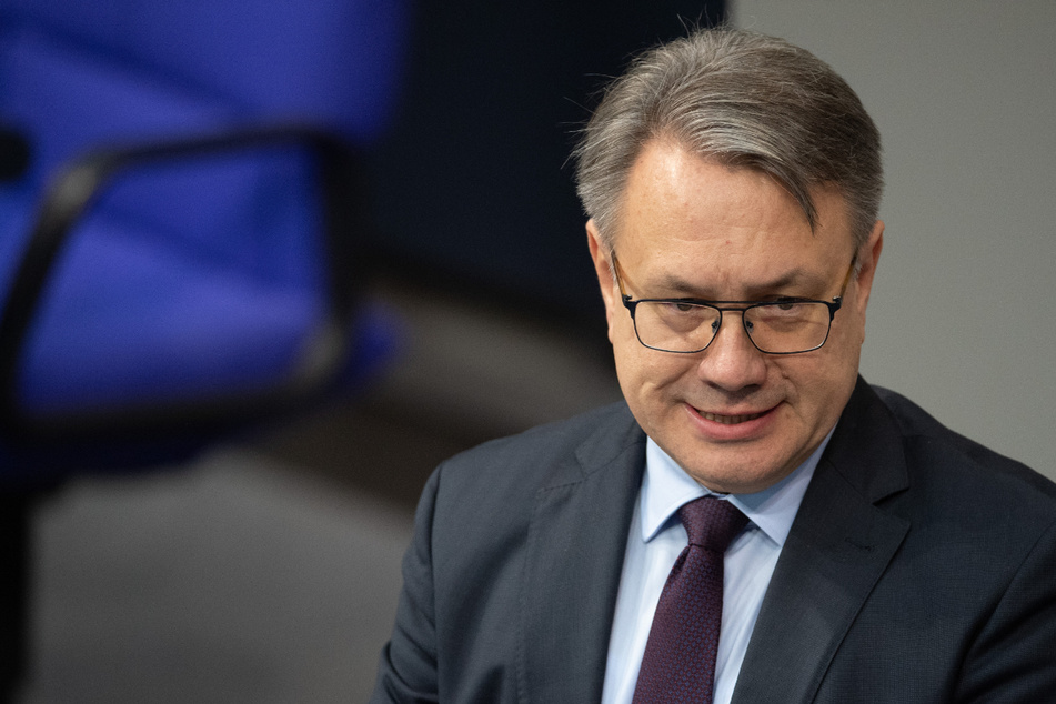 Das ehemalige CSU-Mitglied Georg Nüßlein (52) geht mit seinen Anwälten gegen die Ermittlungsmaßnahmen in der Maskenaffäre vor.