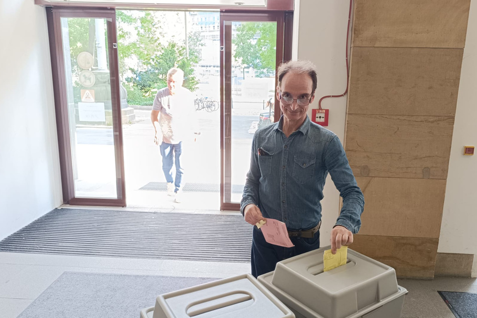 Gerade noch rechtzeitig hat Ralf Usbek (63) einen Stimmzettel eingeworfen.