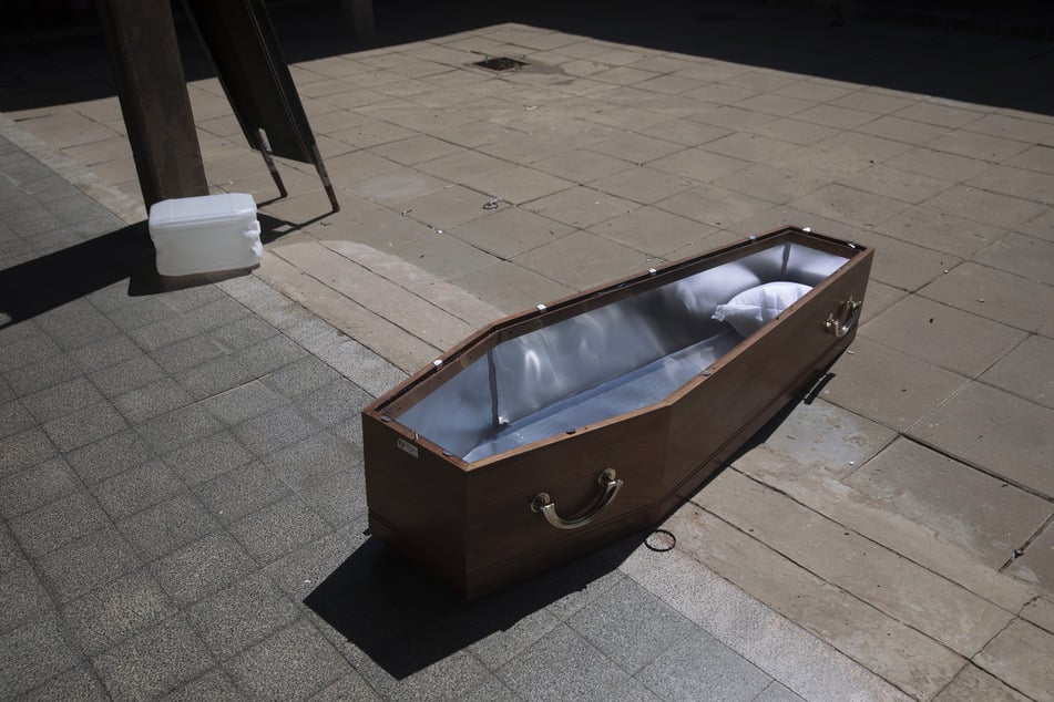 Ein offener Sarg liegt vor einem speziellen Leichenschauhaus für Covid-19-Opfer. In Folge der auf einen Rekordwert angestiegenen Corona-Neuinfektionen in Israel sehen sich Bestattungshelfer mit einer wachsenden Anzahl von Covid-19-Todesopfern konfrontiert
