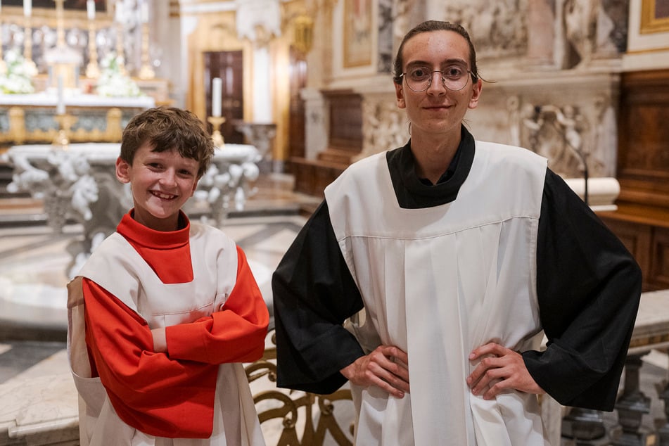 Die Kapellknaben Adelphius (9, l.) und Timon (17) beim Empfang im Päpstlichen Institut Santa Maria dell’Anima.