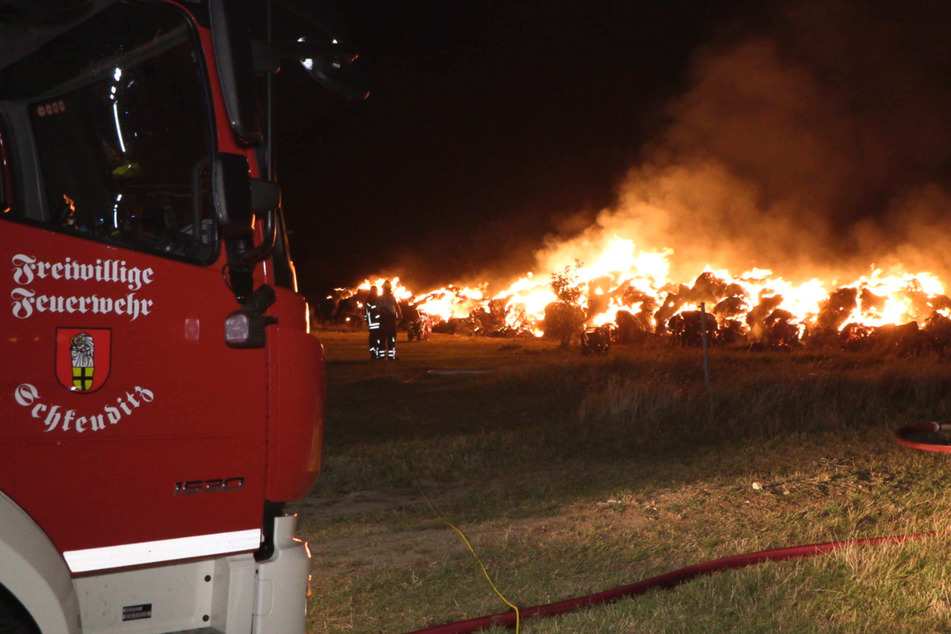 Riesenbrand in Sachsen: 180 Strohballen gehen hier in Flammen auf