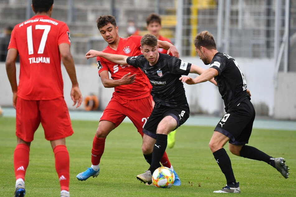 FSV-Mittelfeldmann Leon Jensen mit Oliver Batista-Meier (Bayern II) im Zweikampf.