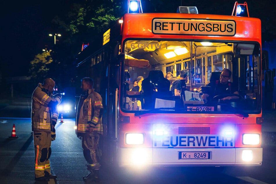 Die Kölner Feuerwehr war auch mit einem sogenannten Rettungsbus im Einsatz.