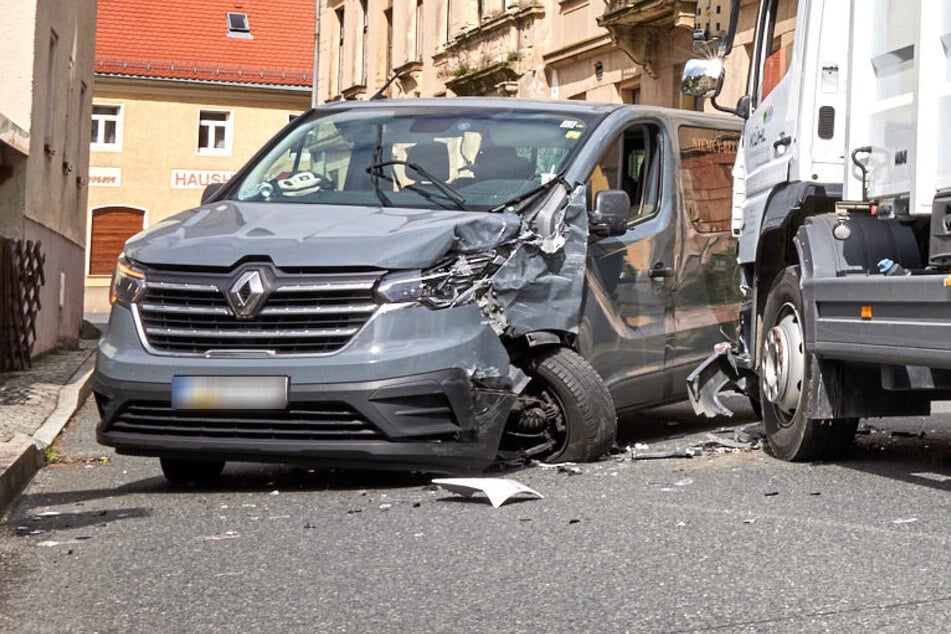 Polizei will mutmaßliche Schleuser in Liebstadt stoppen: Transporter kracht in Müllauto
