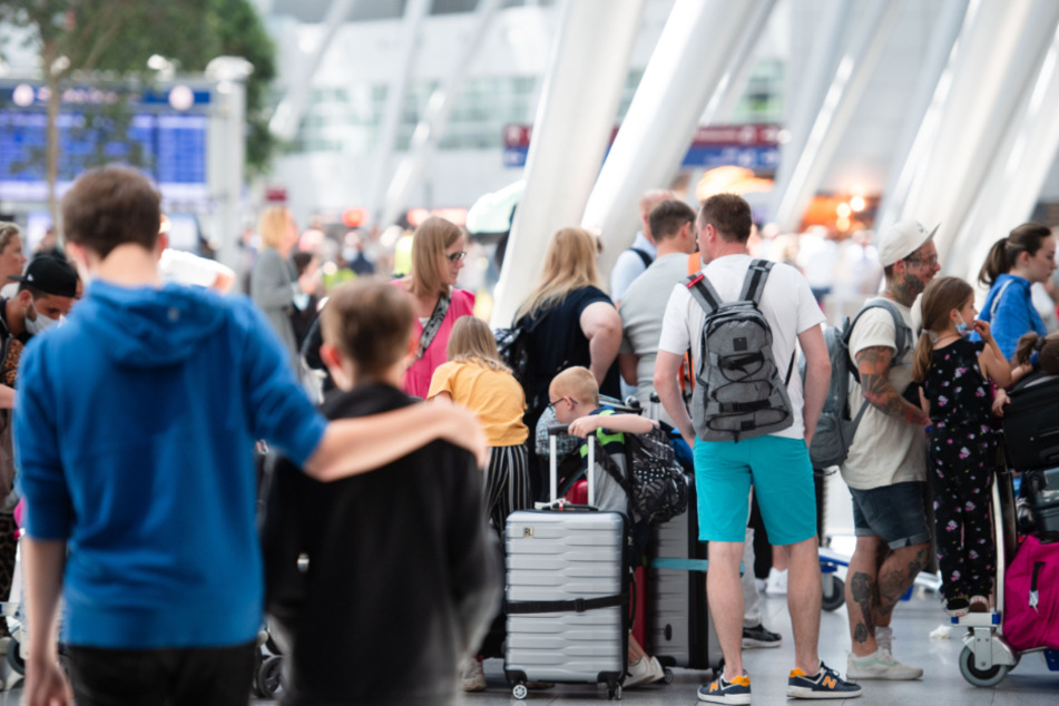 Am Flughafen Düsseldorf stauen sich seit rund drei Wochen die Warteschlangen an Check-In-Schaltern sowie der Sicherheitskontrolle.