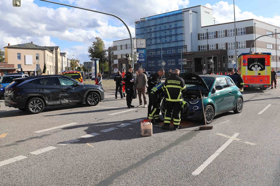 In Rostock sind am heutigen Freitag zwei Autos zusammengestoßen. Dabei wurden zwei Menschen verletzt, darunter ein Kleinkind.