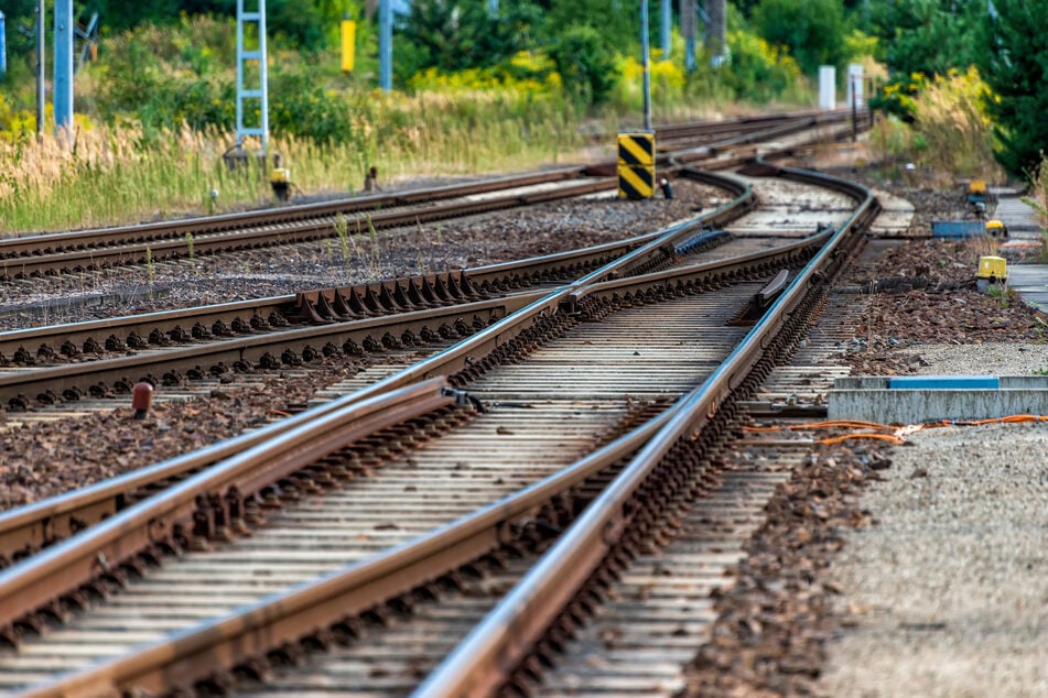 Lebensgefährlich: Ein Junge (12) suchte auf Bahngleisen bei Chemnitz sein Handy. Die Bundespolizei holte den 12-Jährigen von den Schienen. (Symbolbild)