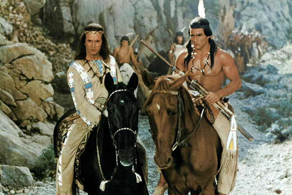 Gojko Mitic (r.) als durchtrainierter und schöner Indianer an der Seite von Pierre Brice im DEFA-Film "Unter Geiern".