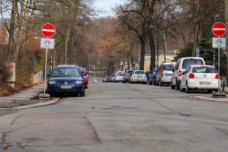 Seit Donnerstag gilt auf der Kaßbergstraße in Chemnitz zwischen Uhlichstraße und Henriettenstraße in Richtung Henriettenstraße die Einbahnstraßen-Regelung.
