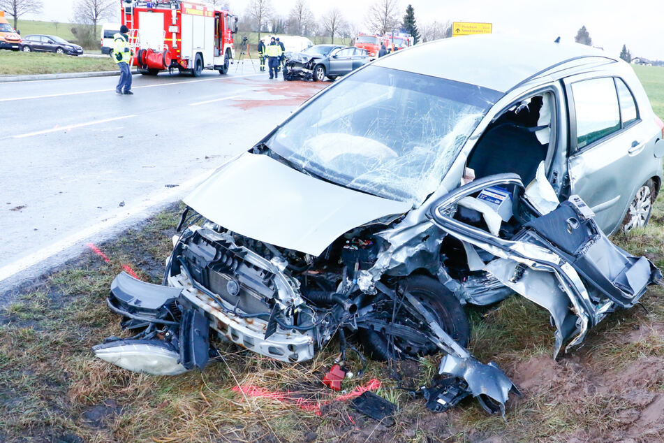 Tödlicher Crash: 76-Jährige übersieht Mercedes und stirbt – drei Verletzte