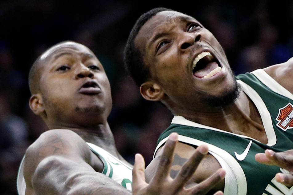 Boston: Basketball: NBA, Boston Celtics - Milwaukee Bucks. Terry Rozier (l) von den Boston Celtics gegen Eric Bledsoe von den Milwaukee Bucks. (Archivbild)
