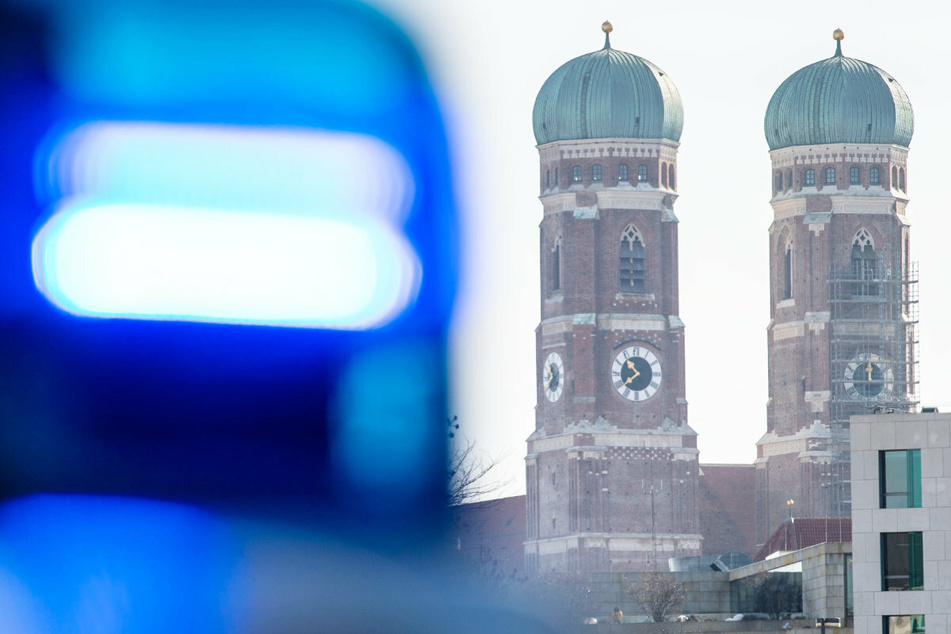 Die alarmierten Polizeibeamten konnten den Verdächtigen noch am Ort des sexuellen Übergriffs in der Münchner Isarvorstadt festnehmen. (Symbolbild)