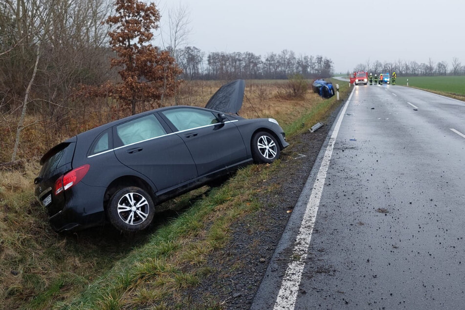 Auf der S38 zwischen Köhra und Pomßen sind am Mittwochmittag zwei Autos zusammengekracht.