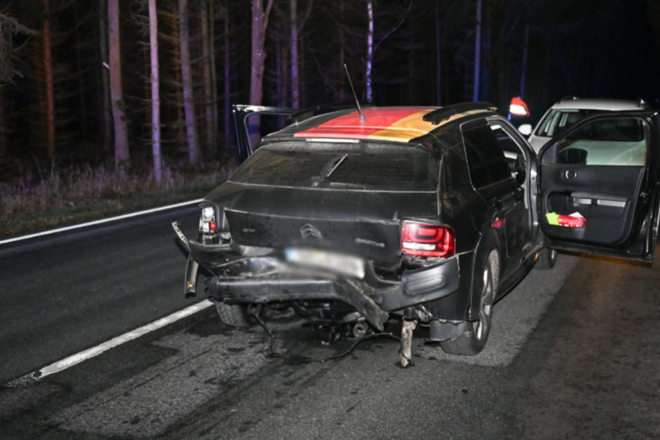 Das Heck des Citroen C4 ist zerbeult. Der Wagen wurde etwa 100 Meter über die Straße geschleudert.