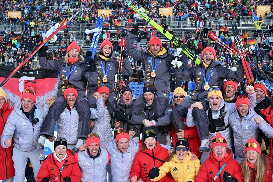 Was für eine Freude: Franziska Preuß (31, h.v.l.), Vanessa Voigt (28), Philipp Nawrath (32) und Justus Strelow wurden gebührend vom Team gefeiert.