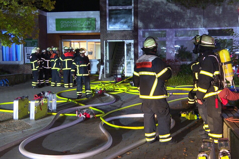 Die Feuerwehr wurde gegen 21.28 Uhr über die Rauchentwicklung im Gymnasium Dörpsweg benachrichtigt.