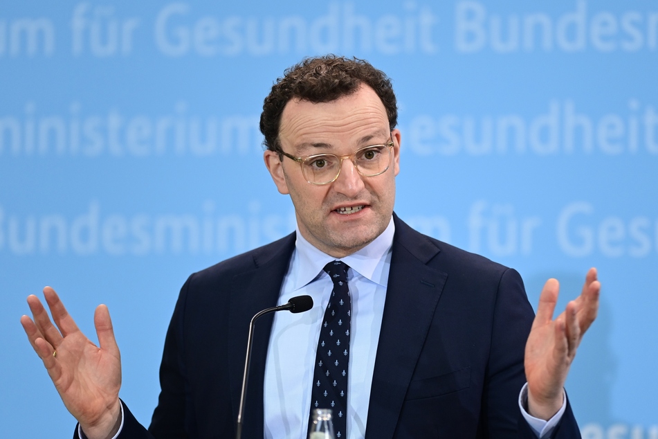 Jens Spahn (40, CDU), Bundesgesundheitsminister, spricht während einer Pressekonferenz zur aktuellen Lage nach dem Corona-Kabinett.