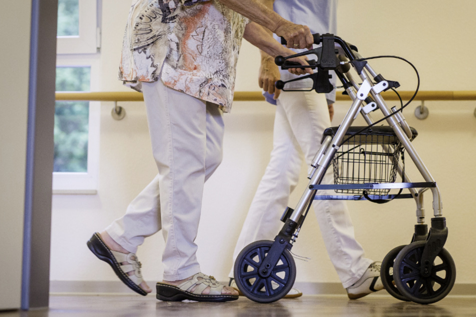 Fünf Menschen sind bisher im Freistaat nach einer Infektion mit dem Coronavirus gestorben, vier davon waren Bewohner von Pflegeheimen. (Symbolbild)