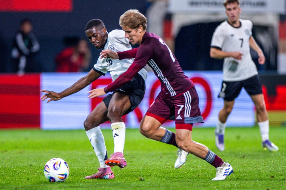 Noel Aseko (20, l.) absolvierte auch für die deutsche U21-Nationalmannschaft bereits fünf Partien.