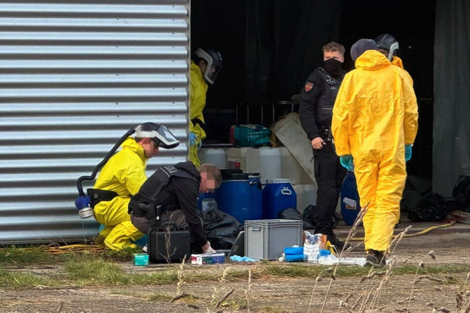 Die Einsatzkräfte müssen vor dem Abtransport erst überprüfen, um welche Chemikalien es sich handelt.