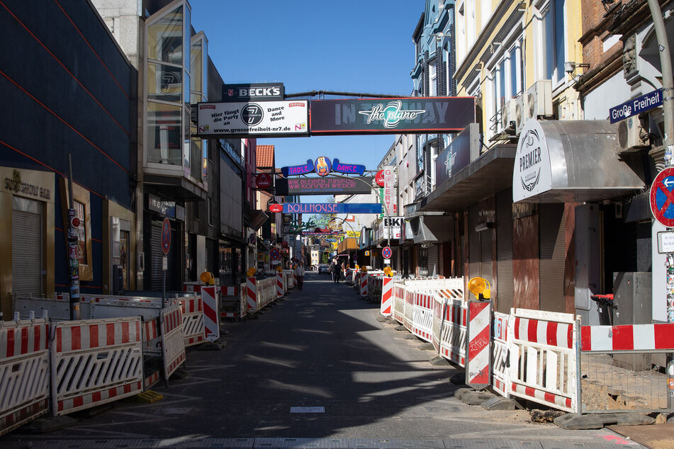 Eine Baustelle säumt die fast menschenleere Straße "Große Freiheit" auf der Reeperbahn.