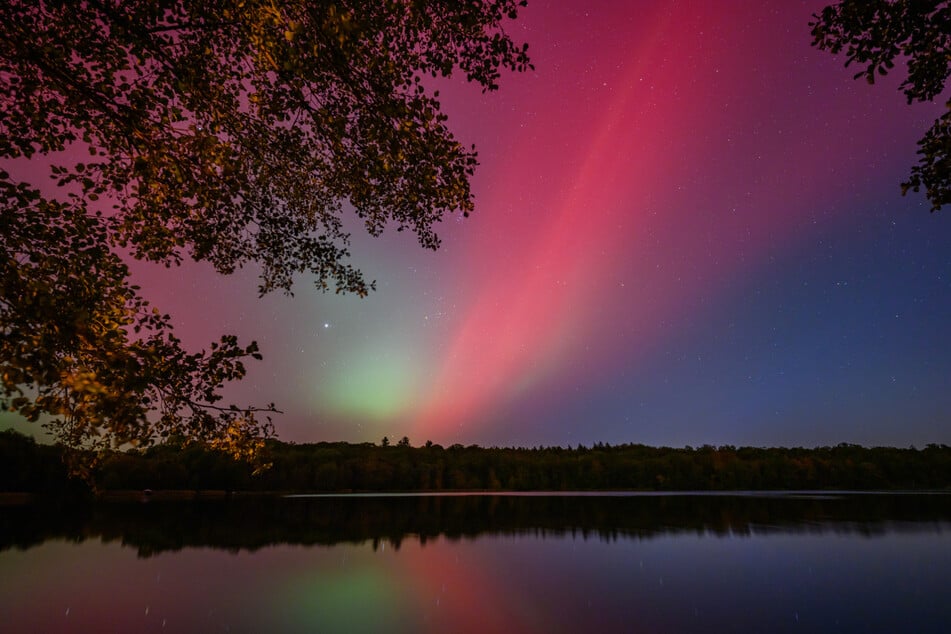 ... über dem Schwarzen See, die Polarlichter sind gut zu erkennen.