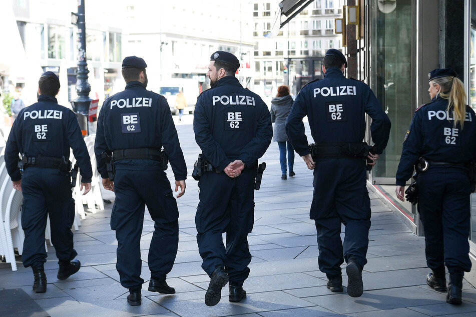 Polizisten patrouillieren in der österreichischen Hauptstadt Wien. (Symbolbild)
