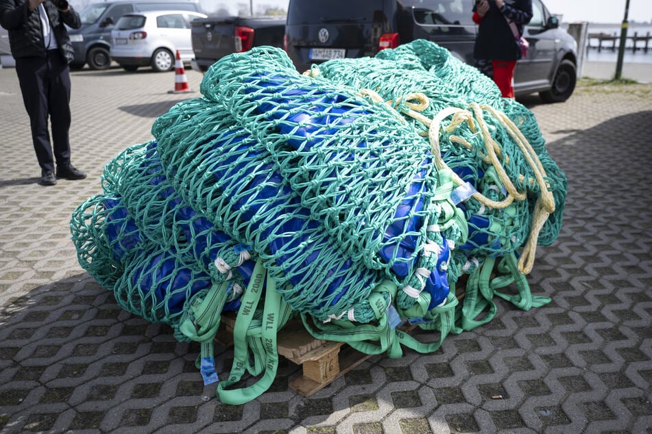 Die Plane, mit der der Wal transportiert werden soll, liegt im Hafen von Kirchdorf. Die Vorbereitungen für den erneuten Rettungsversuch des vor der Ostsee-Insel Poel liegenden Buckelwals laufen weiter.