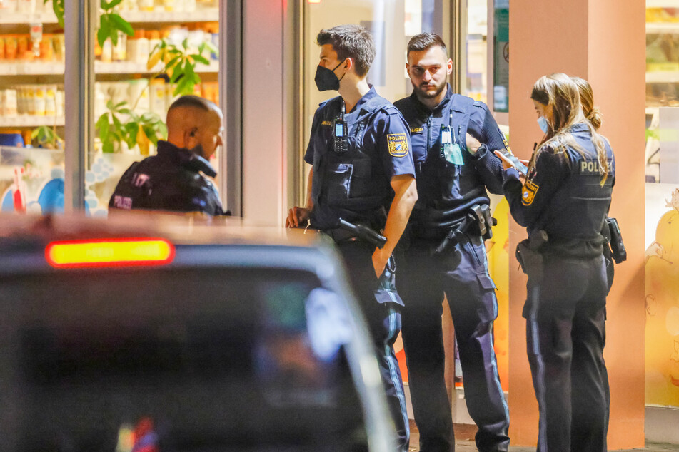 Raubüberfall auf Drogeriemarkt: Täter bedroht Angestellte mit Waffe! Mann ist auf der Flucht